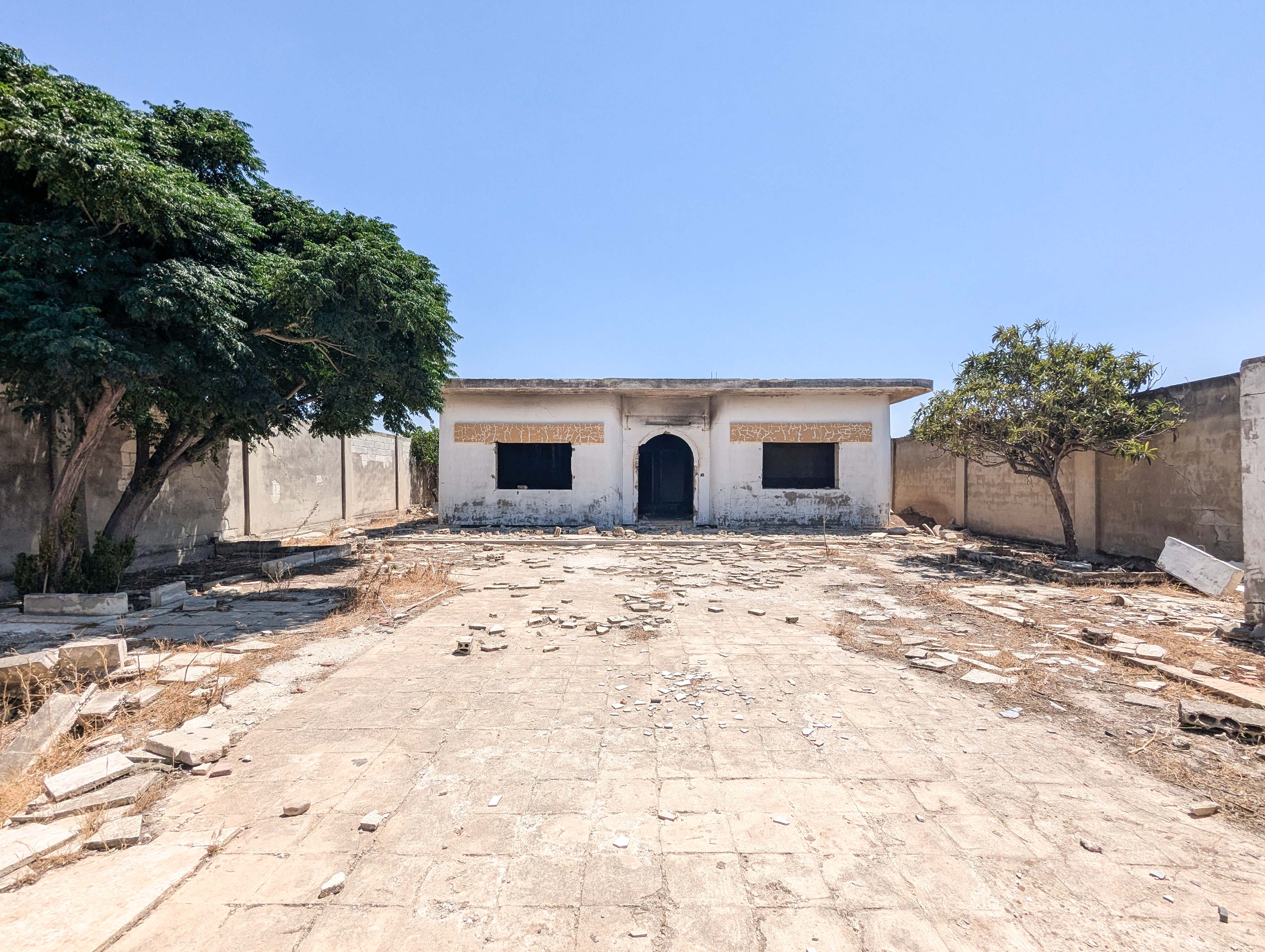 مزرعة للبيع في حمص الميماس بمساحة 1200 متر مربع مع مسبح ومطبخ منفصل وحمام واحد، بحاجة لإصلاح، فرصة استثمارية مميزة للباحثين عن عقارات ريفية.