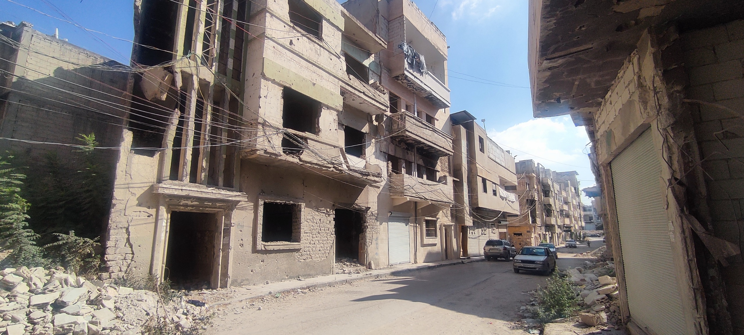 بناء للبيع في حمص الخالدية بمساحة 165 متر مربع، مؤلف من 3 طوابق ويحتاج إلى إصلاح، يمثل فرصة استثمارية مميزة للراغبين بشراء عقار في موقع مركزي.