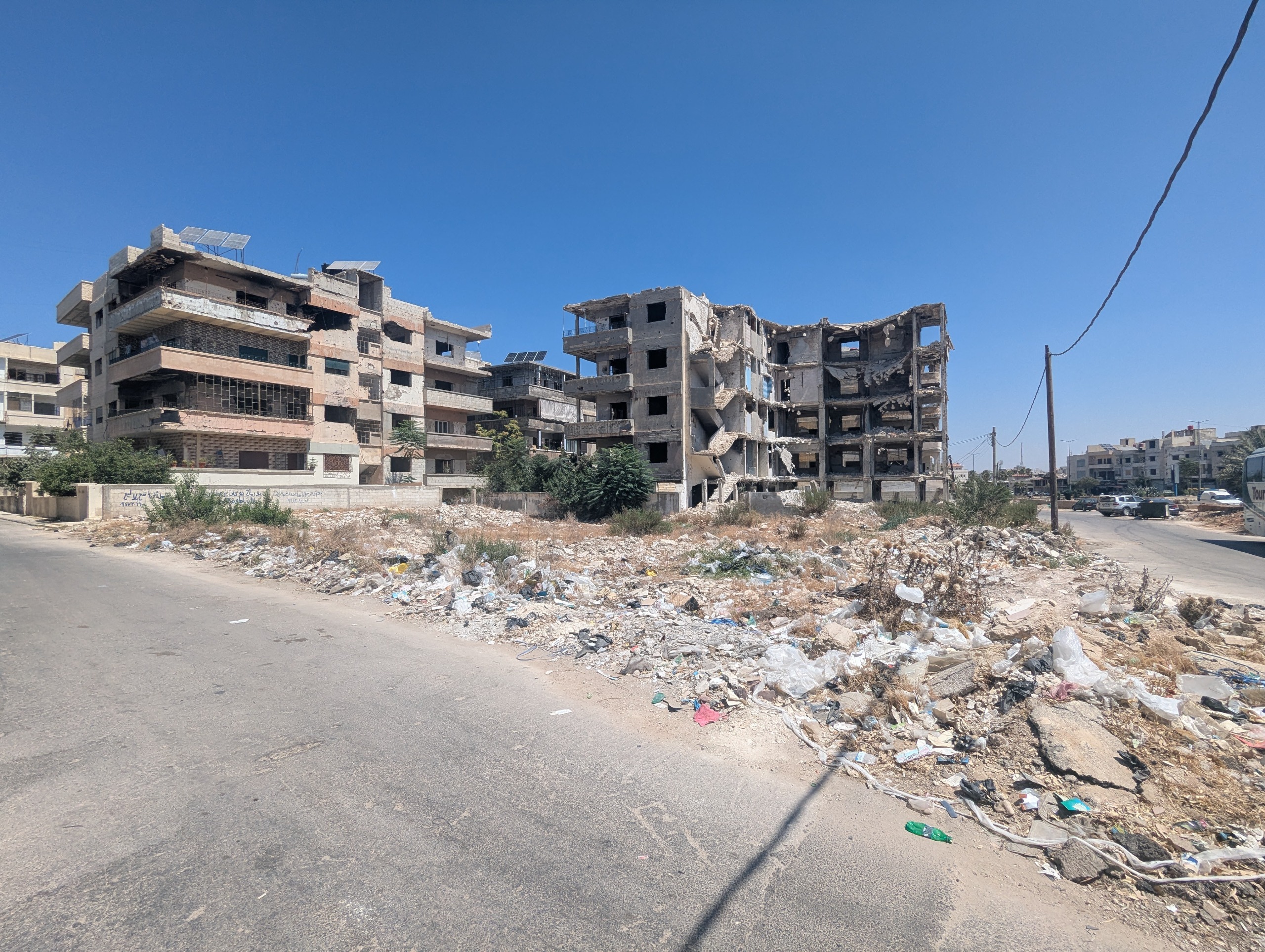 أرض للبيع في حمص القصور بمساحة 900م² على طريق عام. موقع استثماري مميز يصلح لبناء برج سكني من 8 طوابق، فرصة مثالية للمستثمرين الجادين.